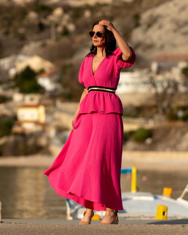 Žena v ružovom oblečení od Love Colors pózuje v prístave