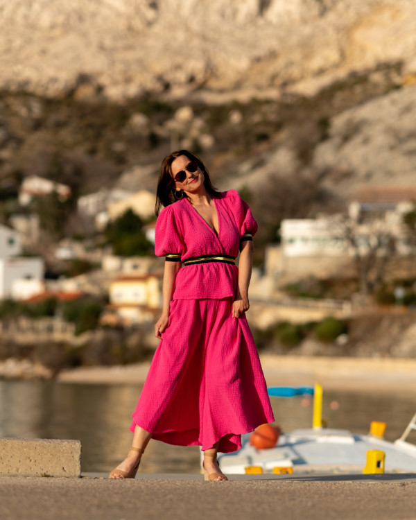 Žena v ružovom oblečení od Love Colors pózuje v prístave