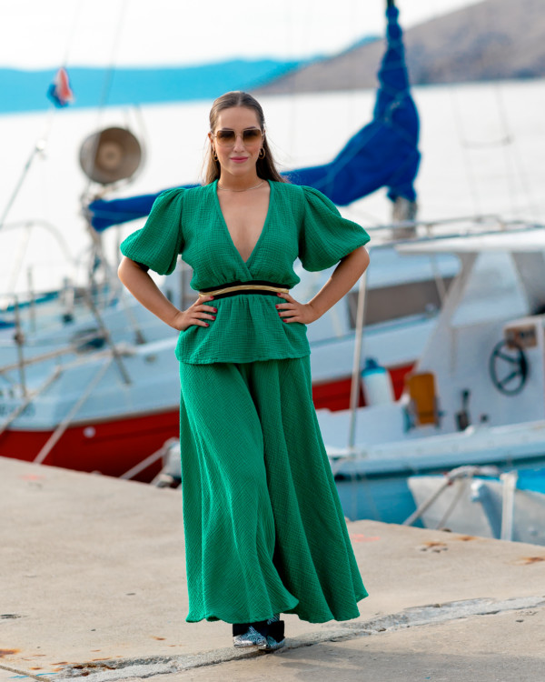 Žena v zelenom mušelínovom outfite od Love Colors pózuje v prístave