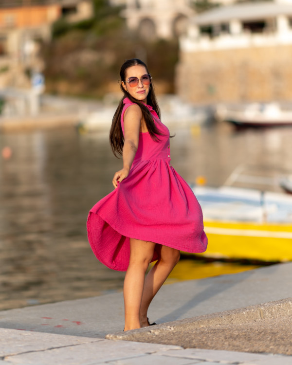 Žena v magentových šatách od Love Colors v prístave