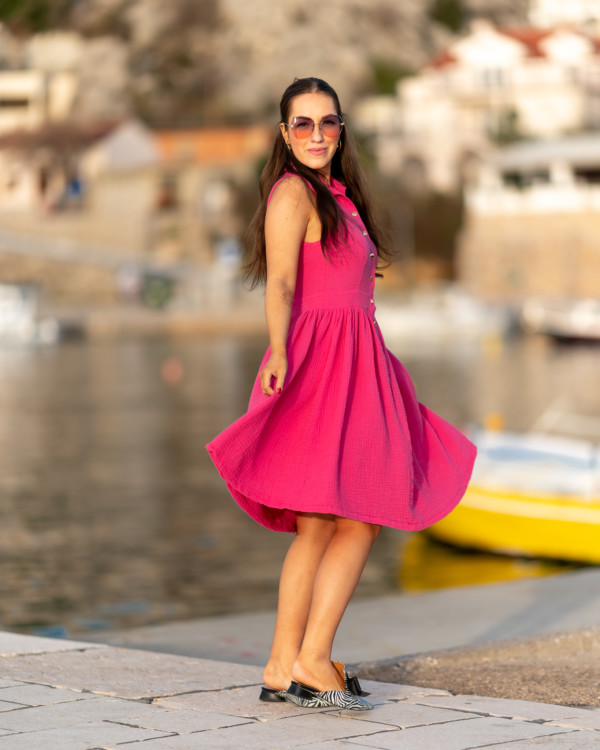 Žena v magentových šatách od Love Colors v prístave