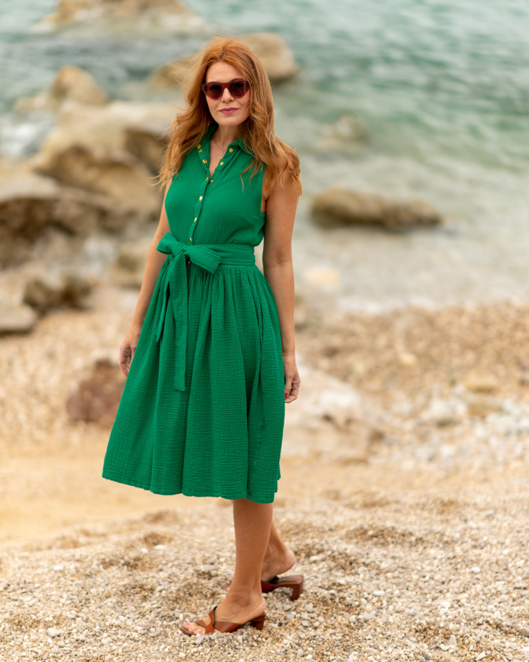 Žena v zelených mušelínových šatách od Love Colors pri mori