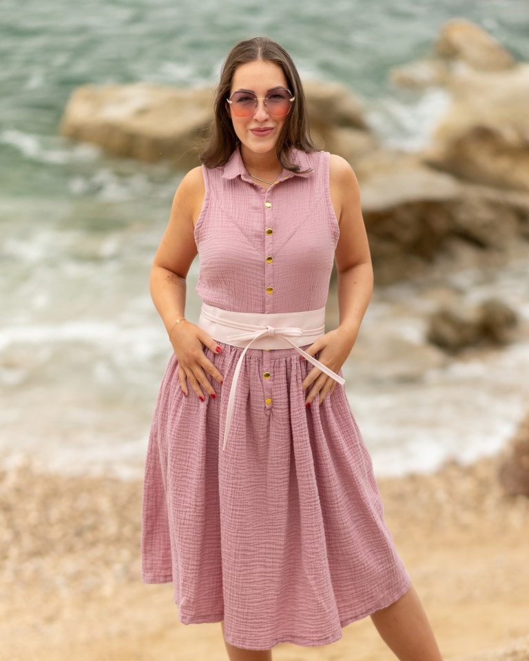 Žena v ružových mušelínových šatách od Love Colors pri mori