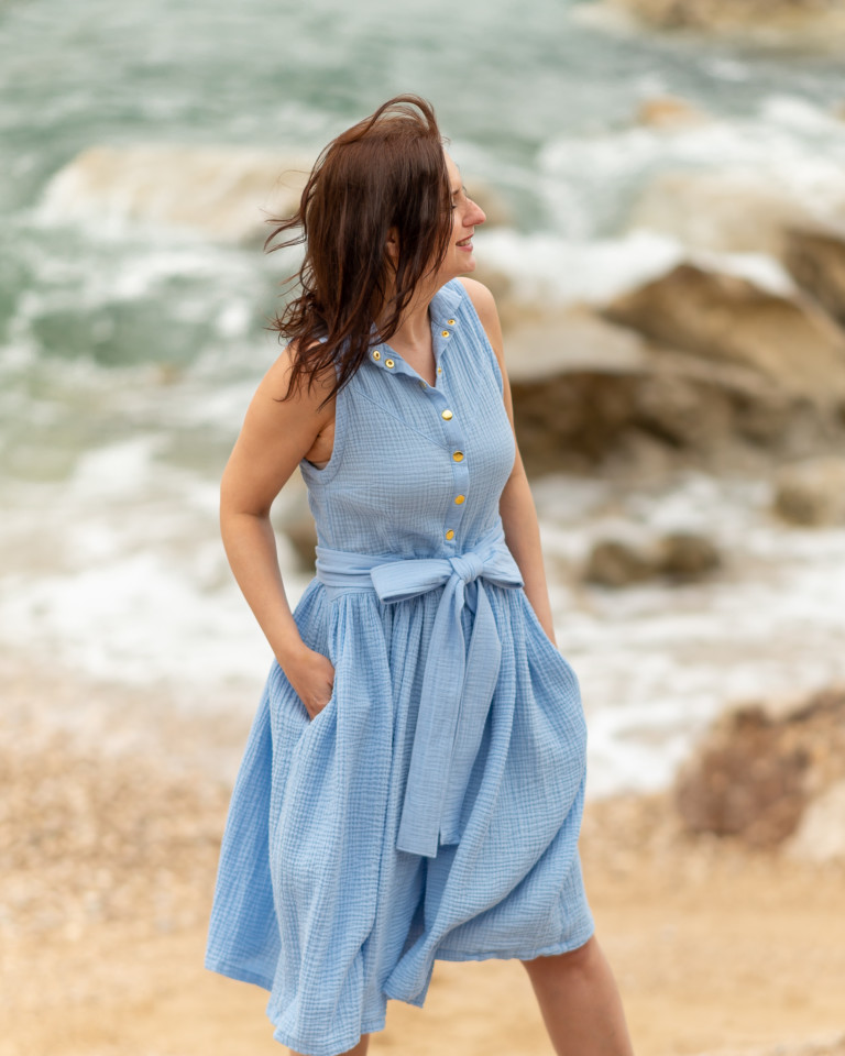 Žena v modrých mušelínových šatách od Love Colors pri mori