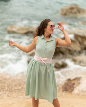 Žena v mintových mušelínových šatách od Love Colors pri mori