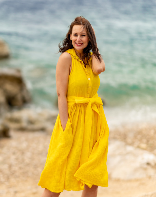 Žena v žltých mušelínových šatách od Love Colors pri mori