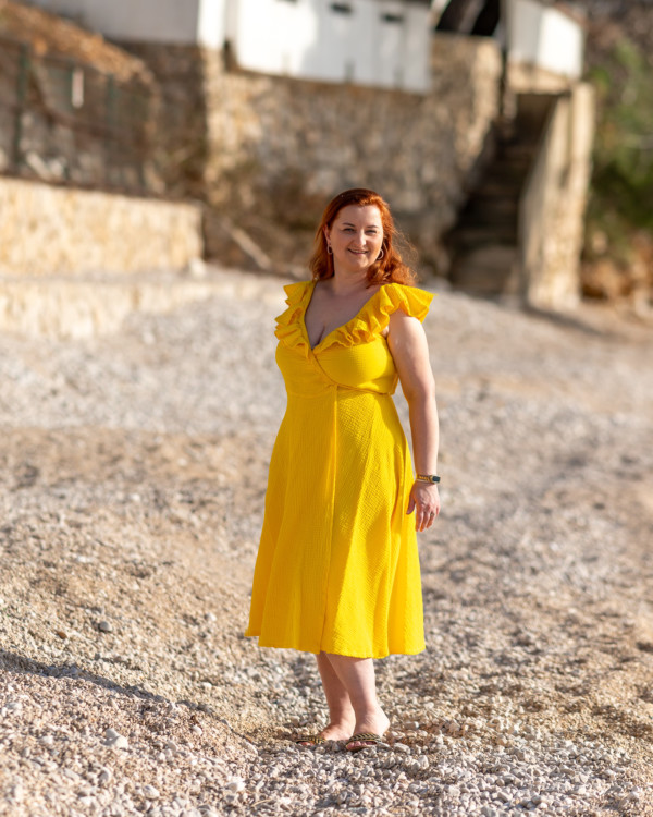 Žena v žltých šatách od Love Colors pri mori