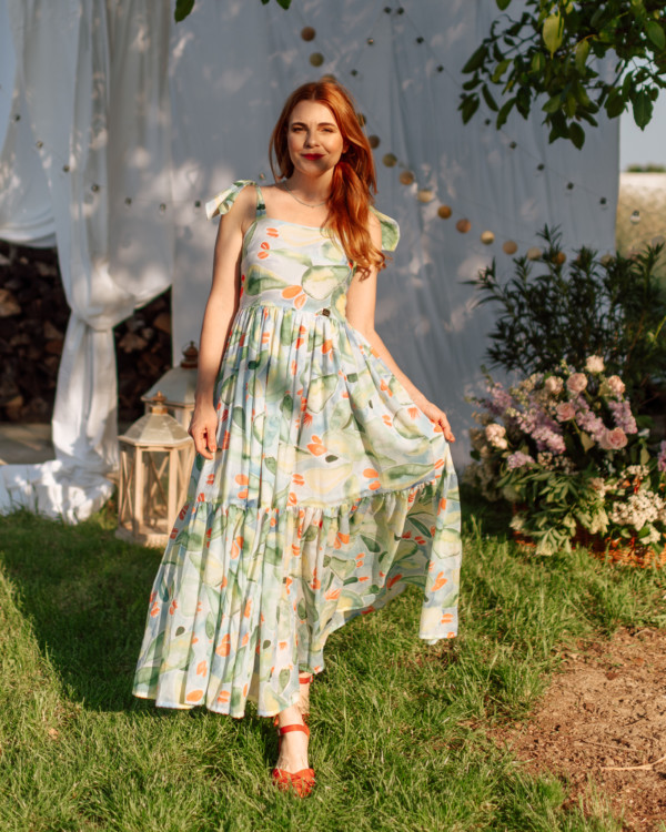 žena vo farebných šatách na záhrade