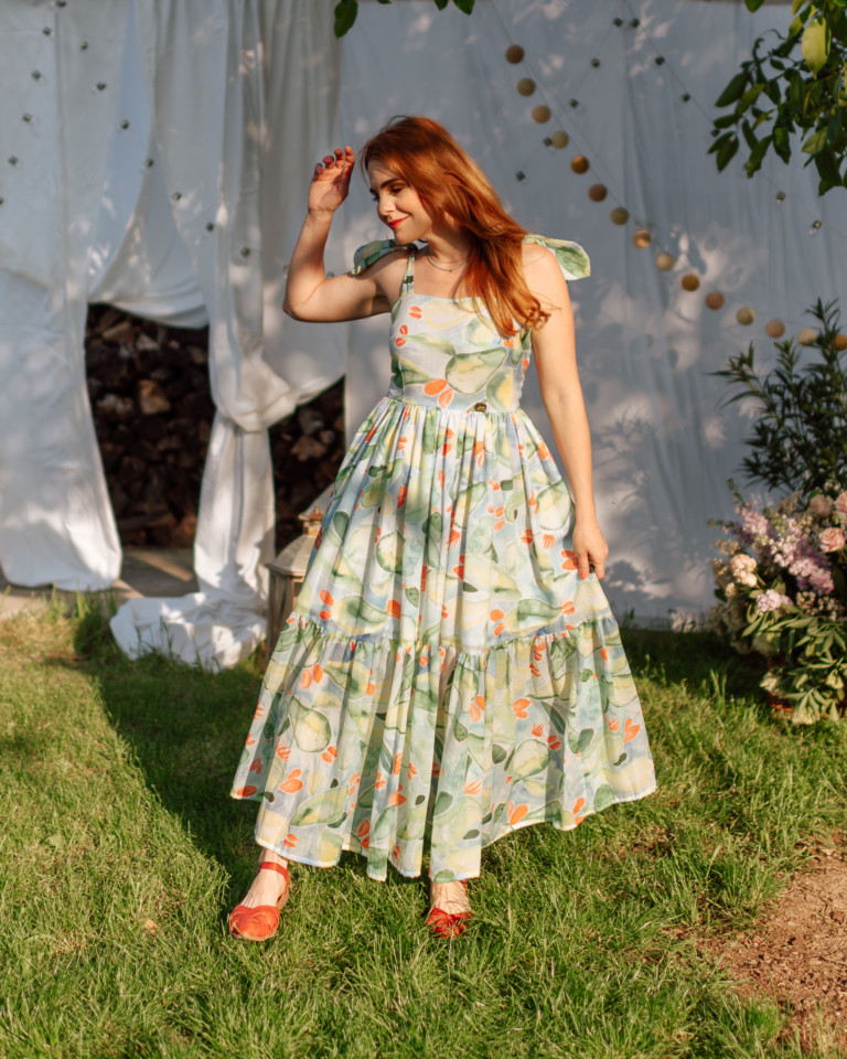 žena vo farebných šatách na záhrade
