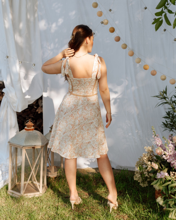 žena v mušelínových korzetových šatách na záhrade