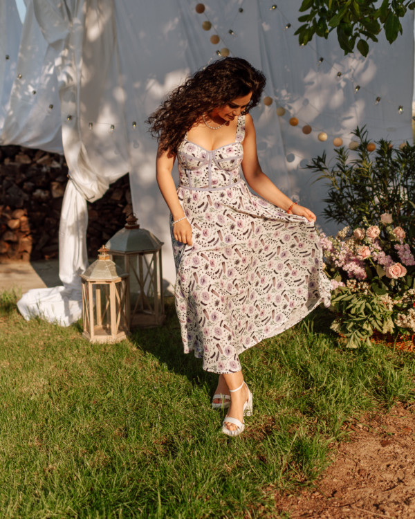žena v mušelínových korzetových šatách na záhrade