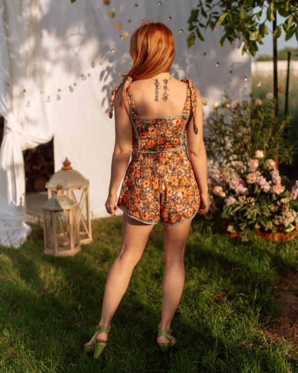 žena v mušelínovom outfite na záhrade