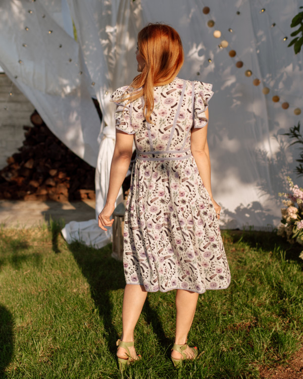 žena v mušelínových šatách na záhrade