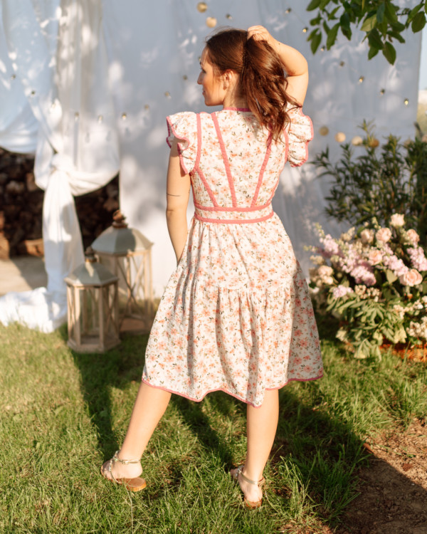žena v mušelínových šatách na záhrade