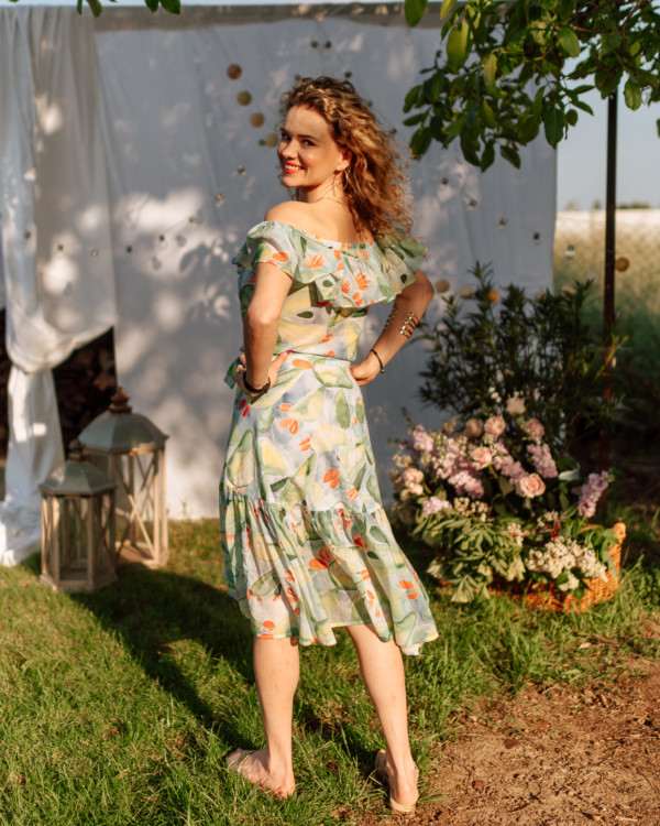 žena v kvetinových šatách na záhrade