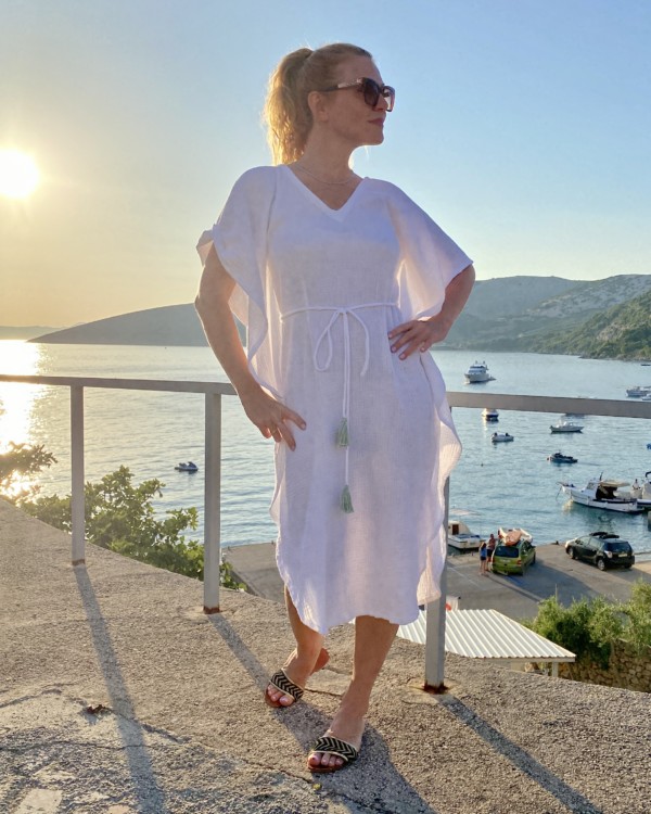 žena v bielych mušelínových šiatách od Love Colors
