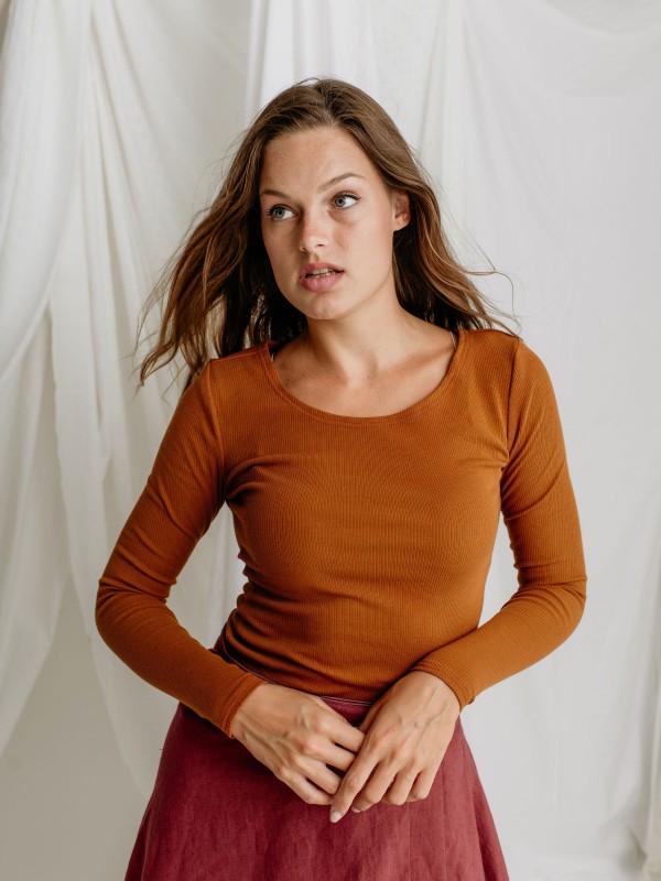 Žena v úpletovom tričku s dlhými rukávmi od značky Love Colors