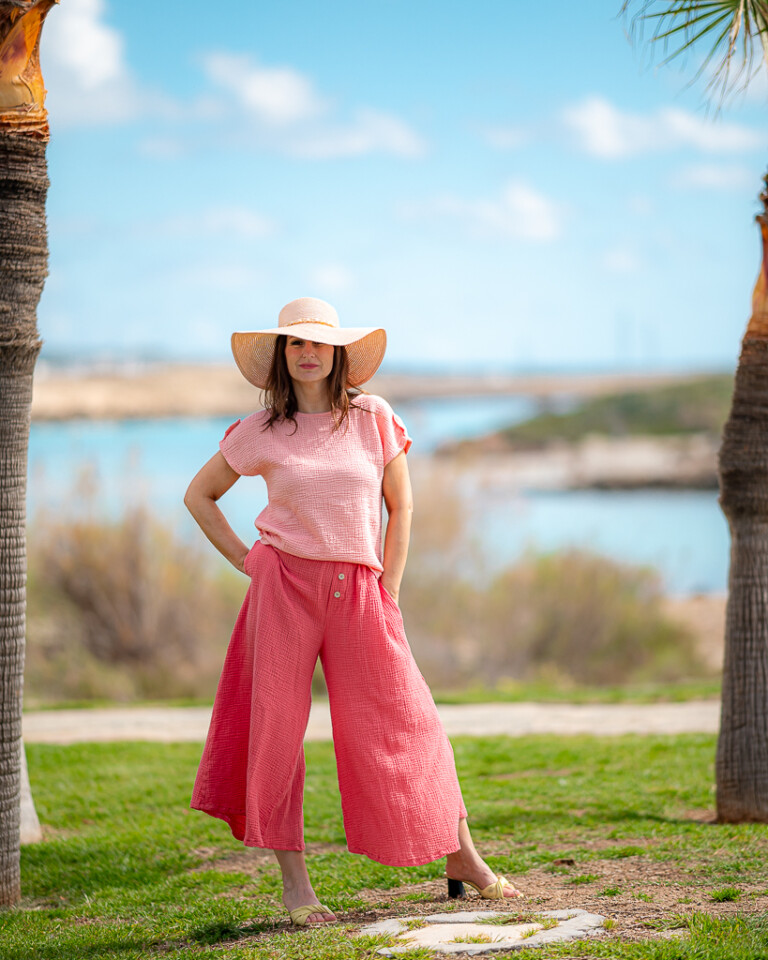 Žena v mušelínovom tričku na pláži od Love Colors