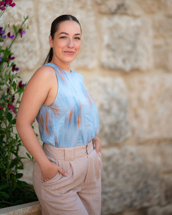 Žena v bavlnenej blúzke bez rukávov od značky Love Colors