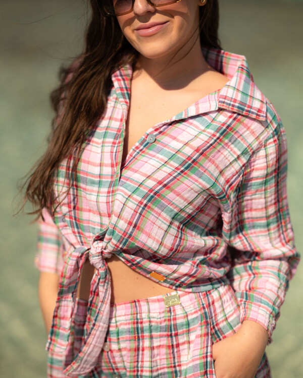 Žena na pláži v mušelínovom outfite od Love Colors