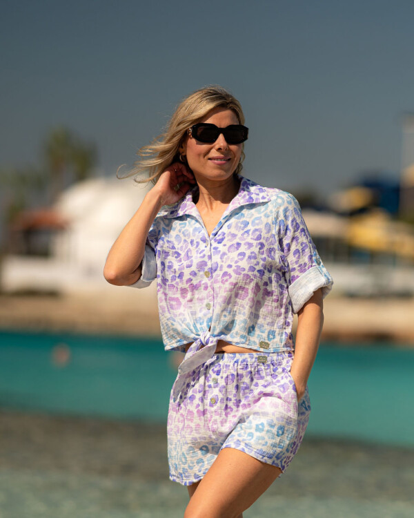 Žena na pláži v mušelínovom outfite od Love Colors