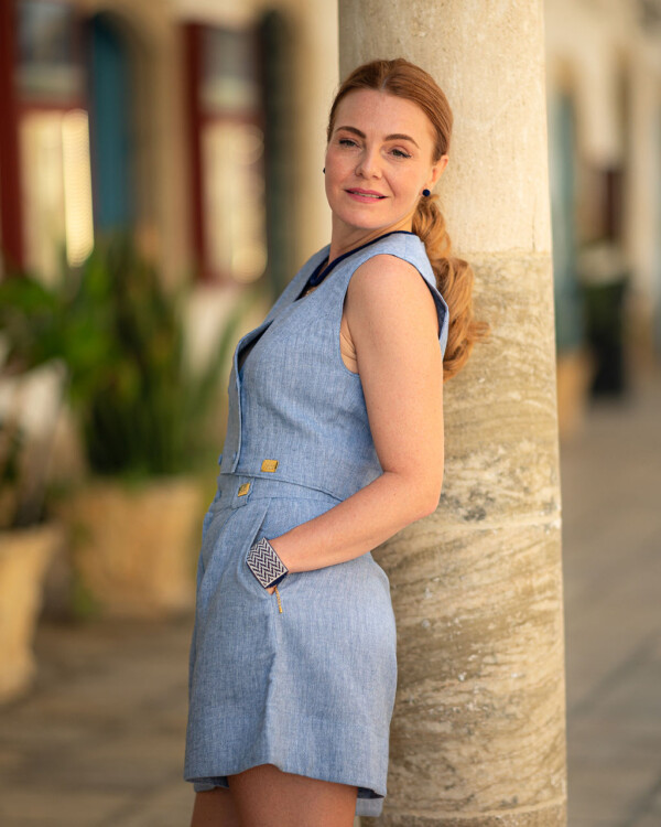 Žena v ľanovej veste od Love Colors