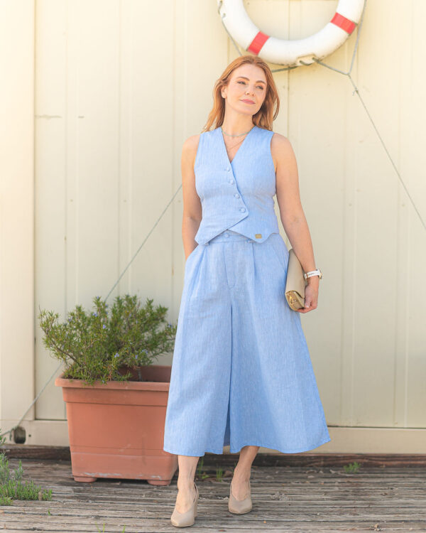 Žena v modrom outfite od Love Colors