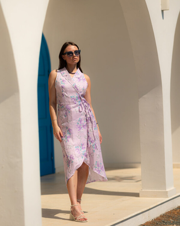 Žena pózuje v kvetinových šatách od značky Love Colors
