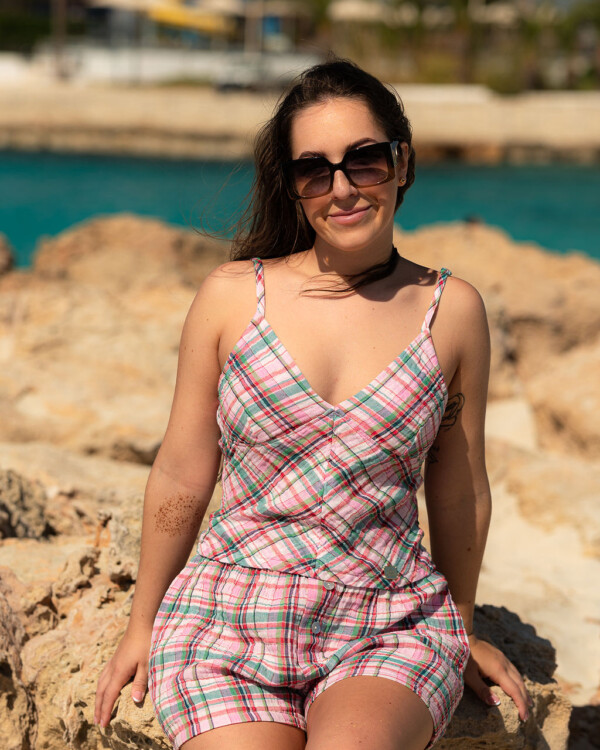 Žena v mušelínovom outfite od značky Love Colors