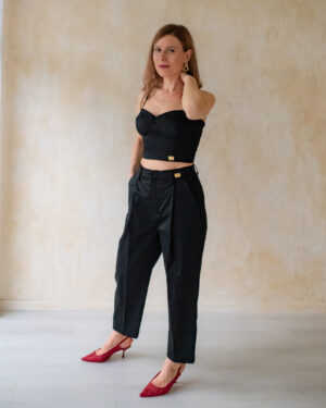 Žena pózuje vo farebných nohaviciach od značky Love Colors