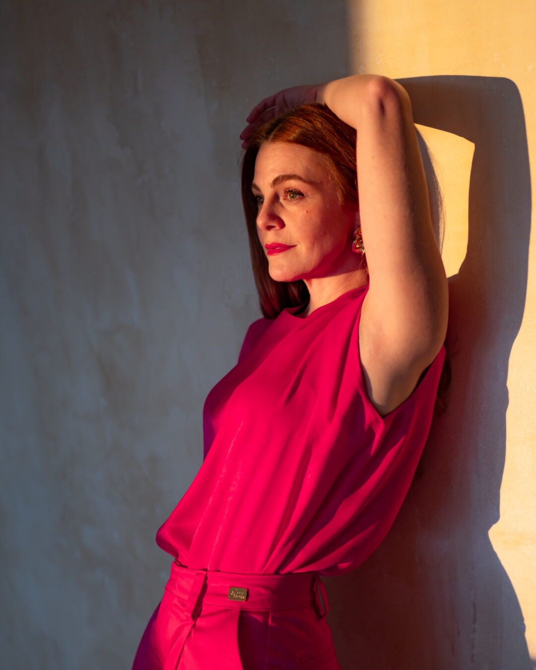 Dáma v elegantnej minimalistickej blúzke od značky Love Colors