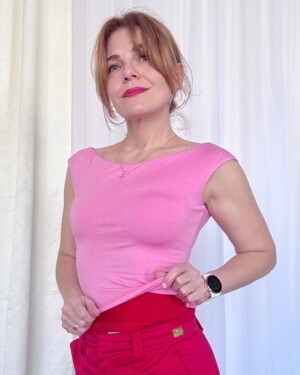 Žena pózuje vo farebnom tričku