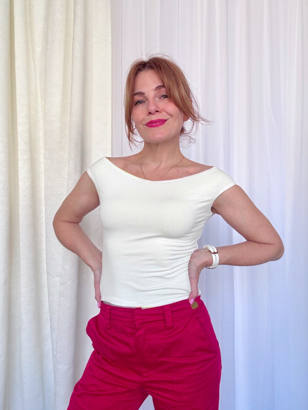 Žena pózuje vo farebnom tričku