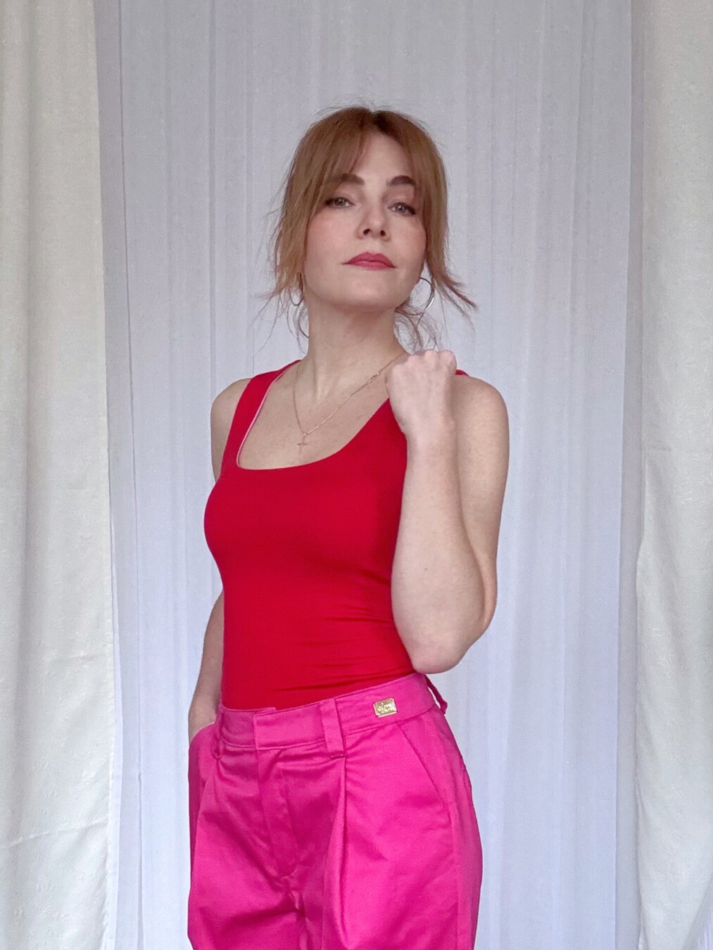 žena vo farebnom tričku od Love Colors
