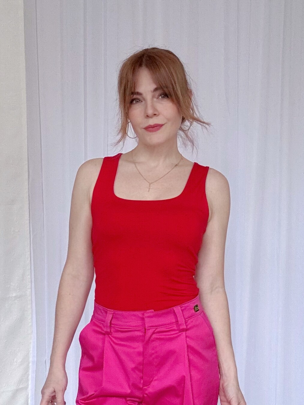 žena vo farebnom tričku od Love Colors