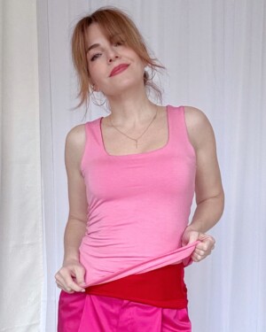 žena vo farebnom tričku od Love Colors