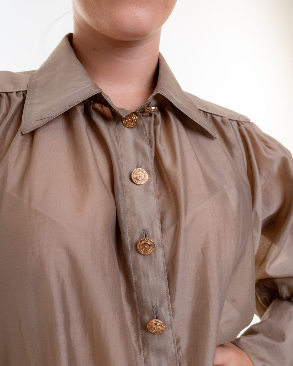 Liria – dámska romantická blúzka z tencelu s nariasenými detailmi, záber 6