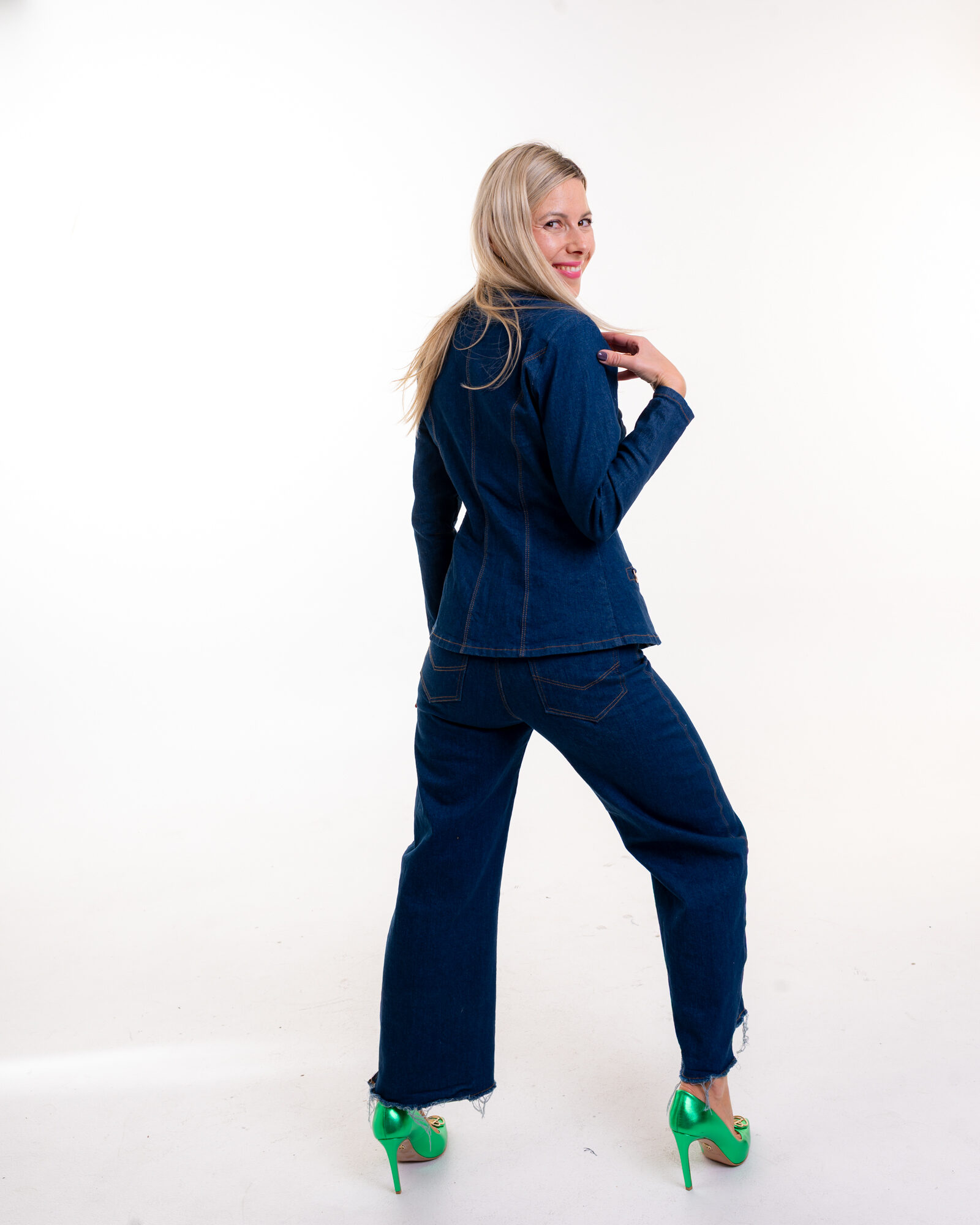 Denimové barelky Luxe – dámske rifle v barelovom strihu, záber 2