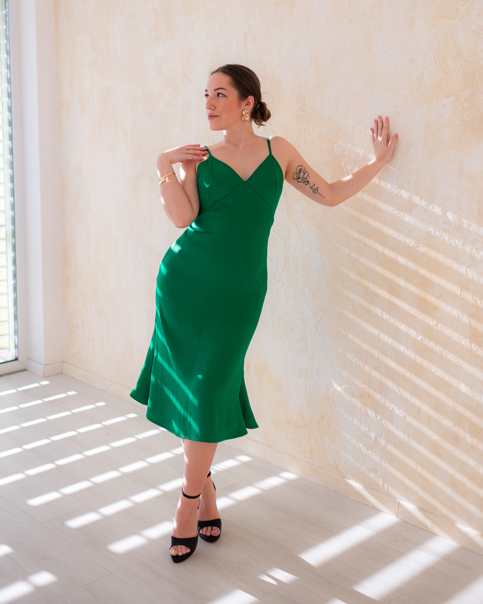 Paloma saténové midi šaty s odhaleným chrbtom, záber 5