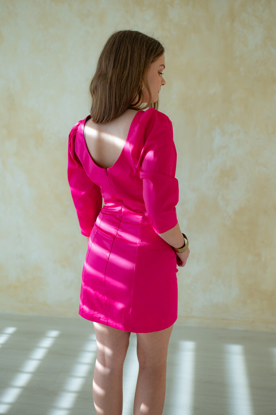 Pilar – elegantné minišaty s nariasenými rukávmi